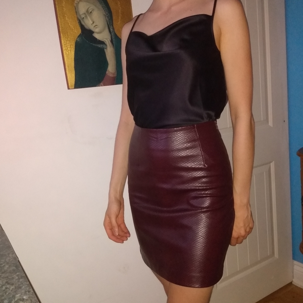 Textured mini skirt dark burgundy